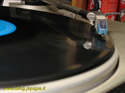 Un vecchio giradischi ed il suo vinile